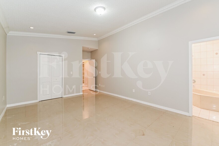 Building Photo - 10901 SW 161st Pl