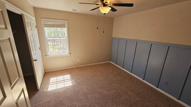 Building Photo - Prestigious 3 Bedroom Home!!!