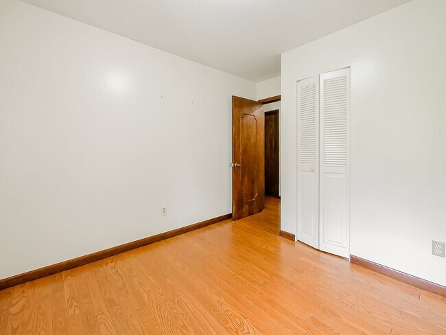 Building Photo - Your Private Retreat Just Minutes from Downtown South Lyon