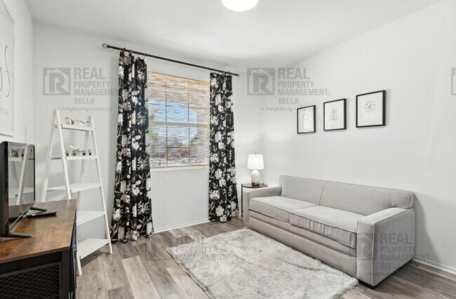 Building Photo - Beautiful 5-Bedroom Home in Audie Murphy R...