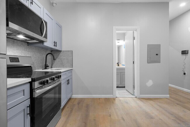 Building Photo - 140 Grand St
