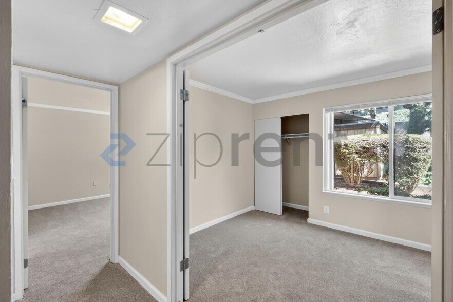 Building Photo - Unit H7