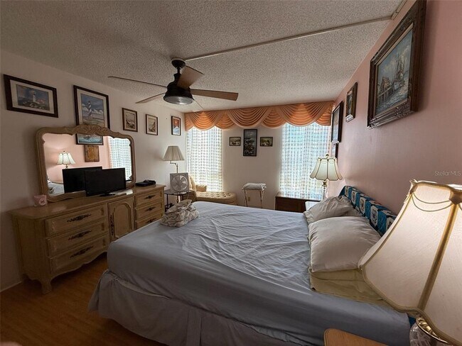 Building Photo - 7400 Sun Island Dr S