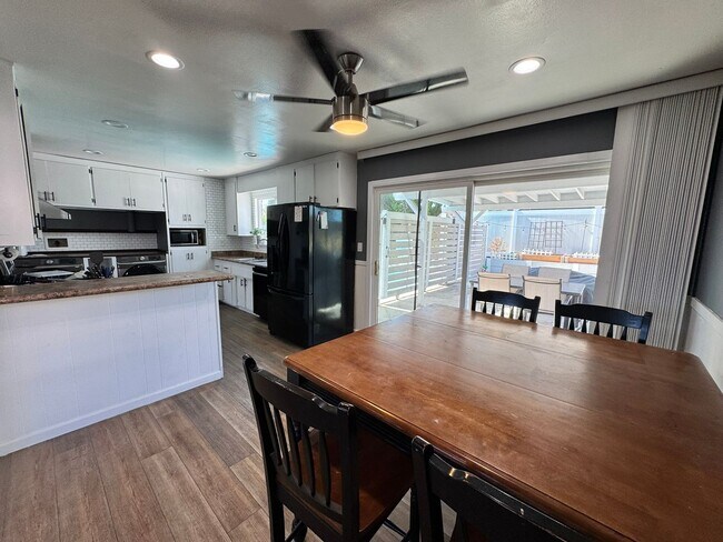 Building Photo - Upgraded 3 Bed / 2 Bath Pool Home with Sol...