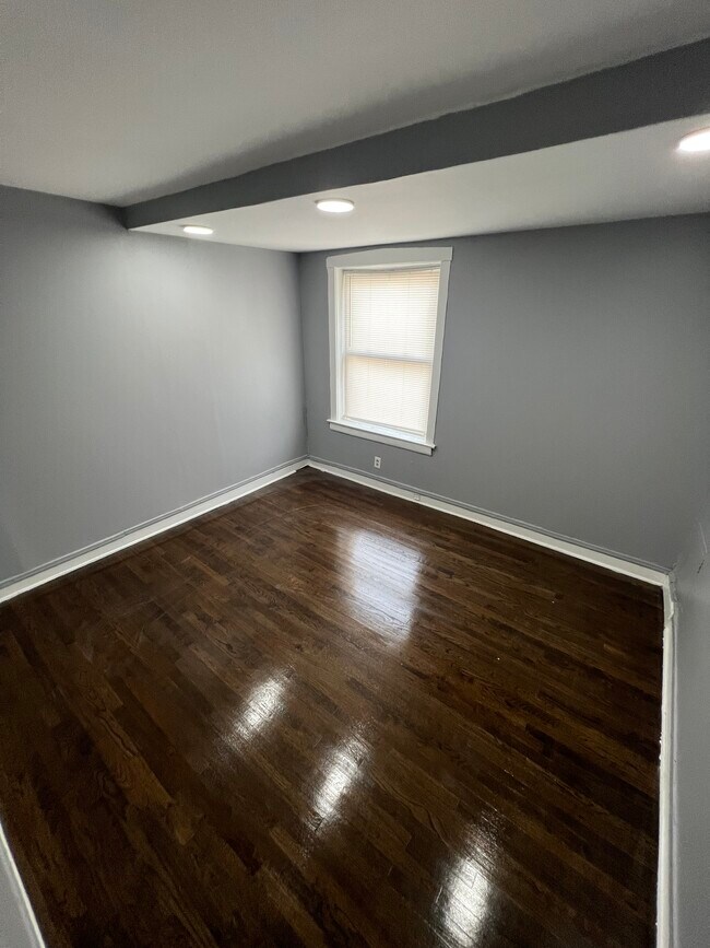 Master Bedroom - 3947 W Van Buren St