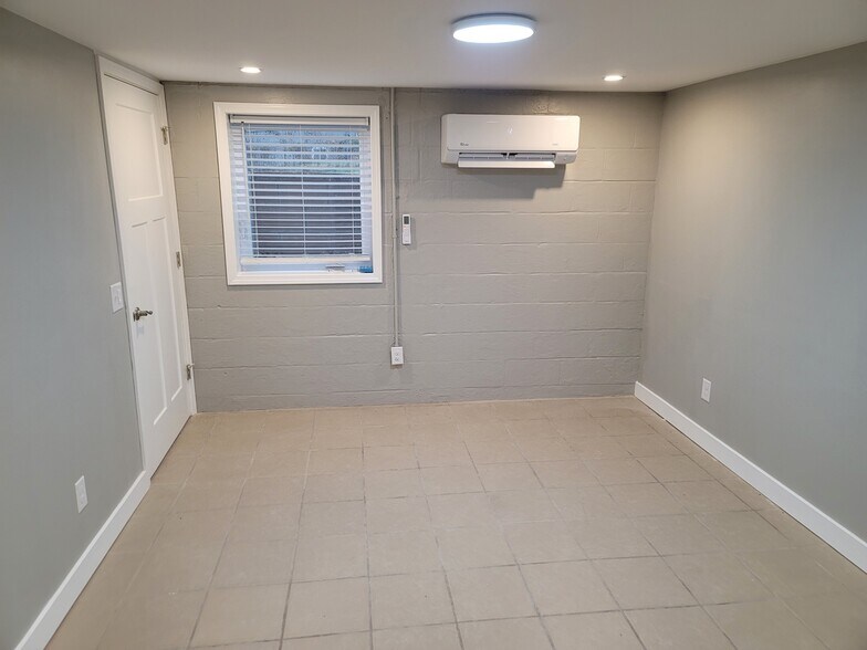 Larger bedroom - 329 1/2 S Hocker Ave