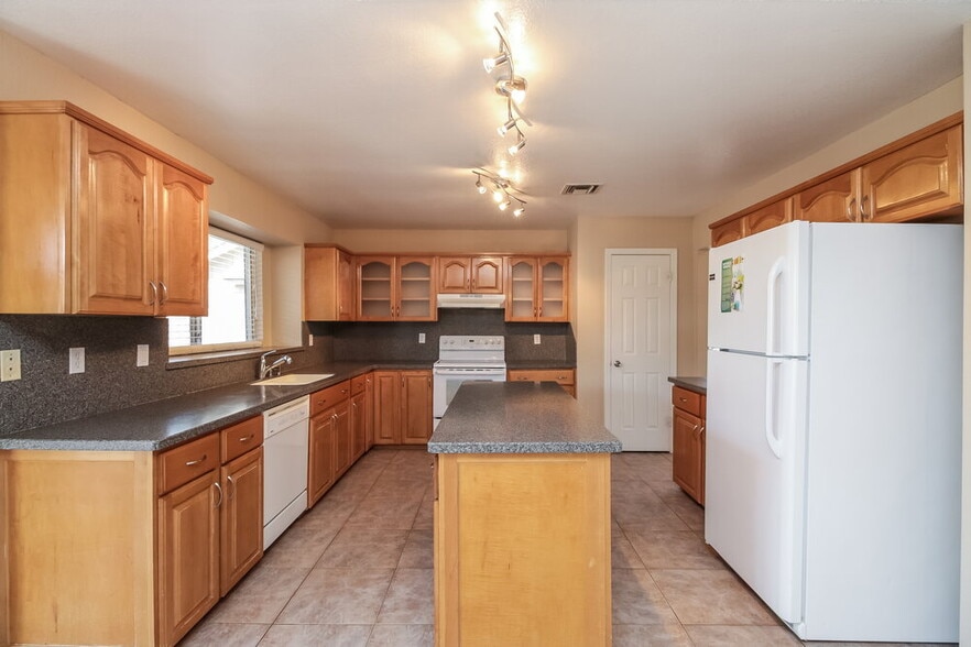 Building Photo - 4214 E Saltsage Dr