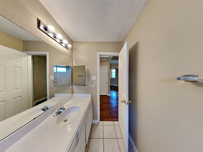 Building Photo - 3223 Stoneydale Ln