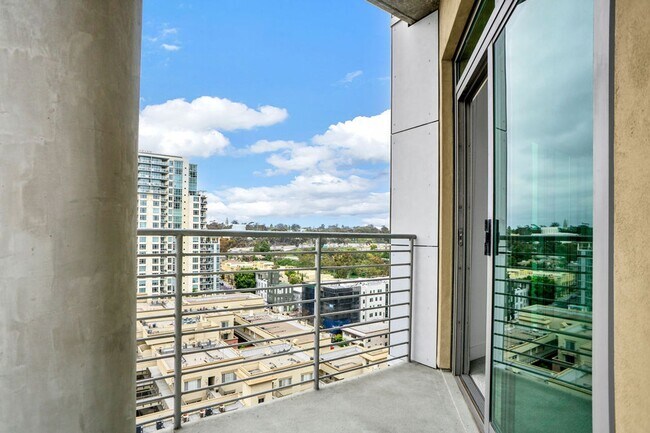Building Photo - Gorgeous downtown unit! Views from every room!