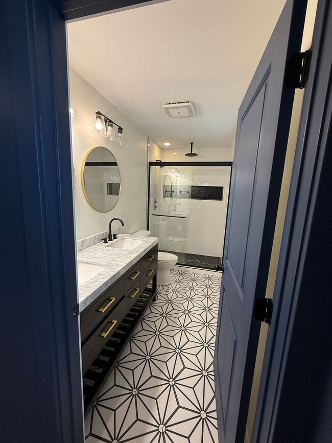 Building Photo - BEAUTIFUL CLIFTON HOME W/FENCED IN YARD AND FINISHED BASEMENT