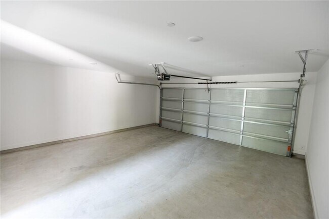 Building Photo - 427 W 10th St