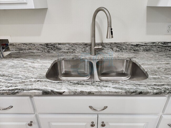 Building Photo - RARE exquisite home on acreage in the heart of West Little Rock!