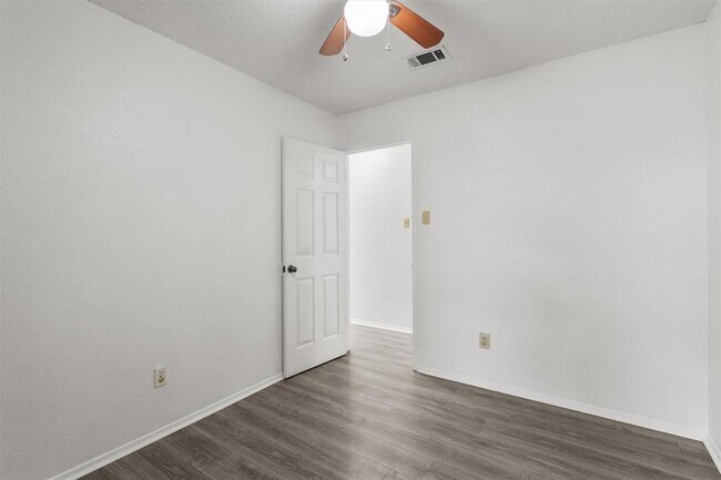 Building Photo - 701 Riverwood Dr