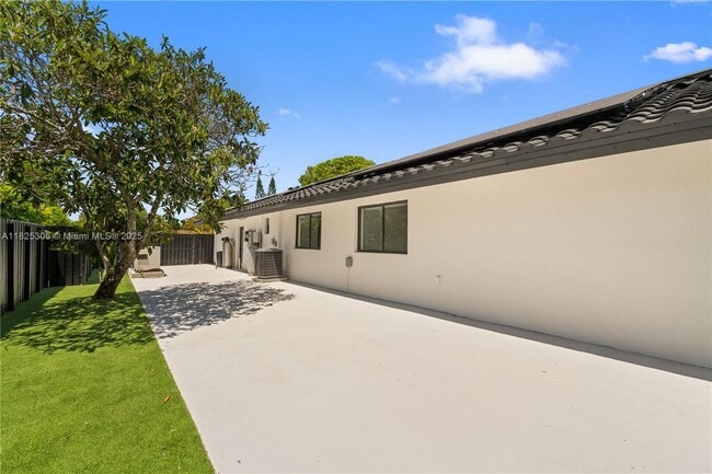 Building Photo - 5020 Hawkhurst Ave