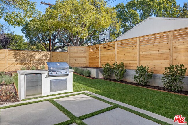 Building Photo - 744 N Almar Ave