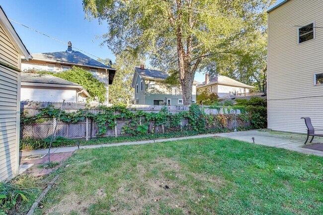 Building Photo - 1506 W Thome Ave