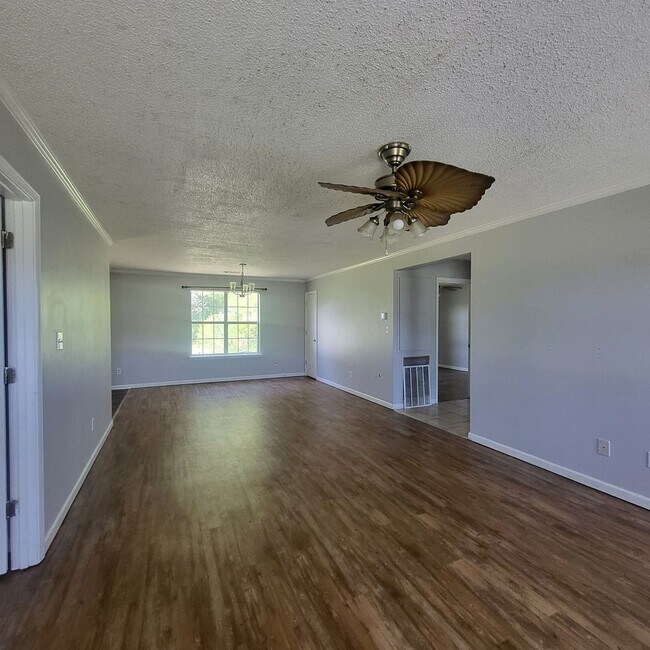 Building Photo - Move In Special Offered