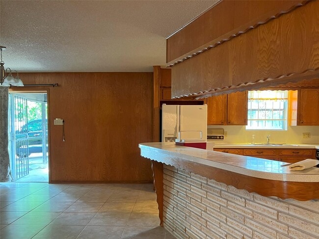 Building Photo - 401 Oakhill Dr