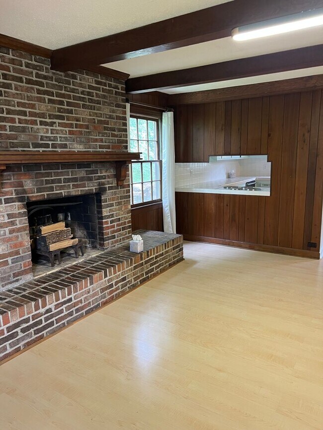 Building Photo - Single Family Home on almost an acre, 4 be...