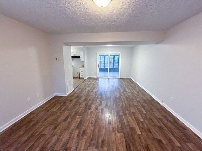 Building Photo - Spacious 3-Bed and 1.5 Home w/ Sunroom - B...