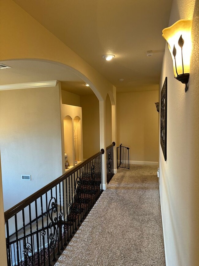 Building Photo - Available March 1st!  Modern 5-Bedroom 4-Bathroom Home in SW Bentonville