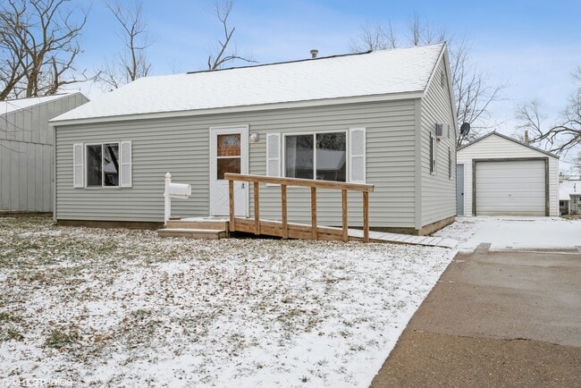 Building Photo - 3740 Kencrest Dr NE