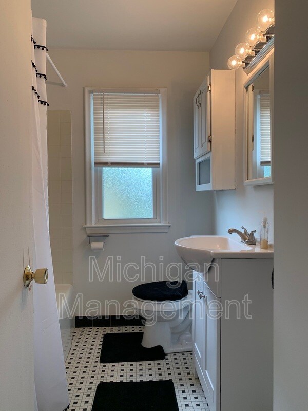 Building Photo - 32469 Rosslyn Ave