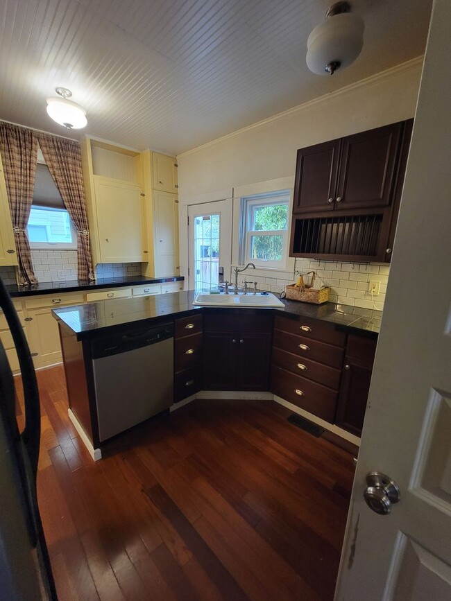 Building Photo - Newly Remodeled home in the heart of 6th A...