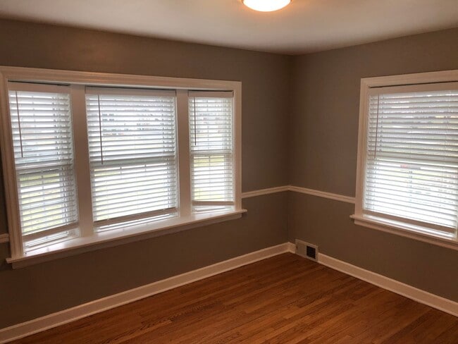 Building Photo - Great Home Beautiful Bathrooms/Kitchen! Fe...