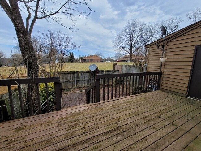 Building Photo - 3 BR Townhome in Creekside Village!