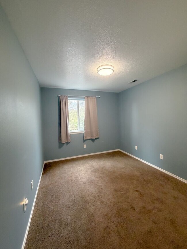 Building Photo - Beautiful 3 Bedroom Home in North East Salem