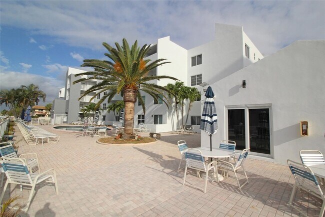 Building Photo - 2860 NE 14th St