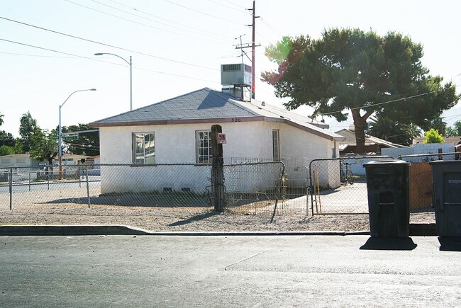 Building Photo - 1618 E Bonanza Rd