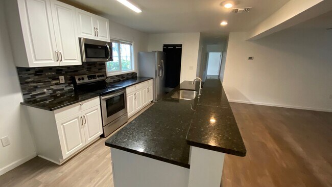Building Photo - Spectacular Lakeview Home ~ 3 Bed or 2 Bed...