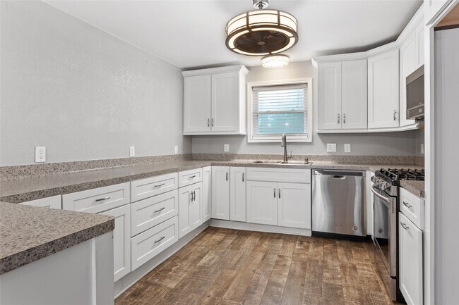 Building Photo - 3310 Oak Dr