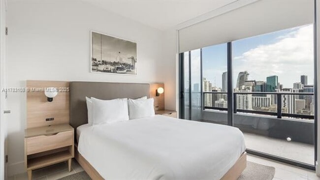 Building Photo - 601 NE 1st Ave