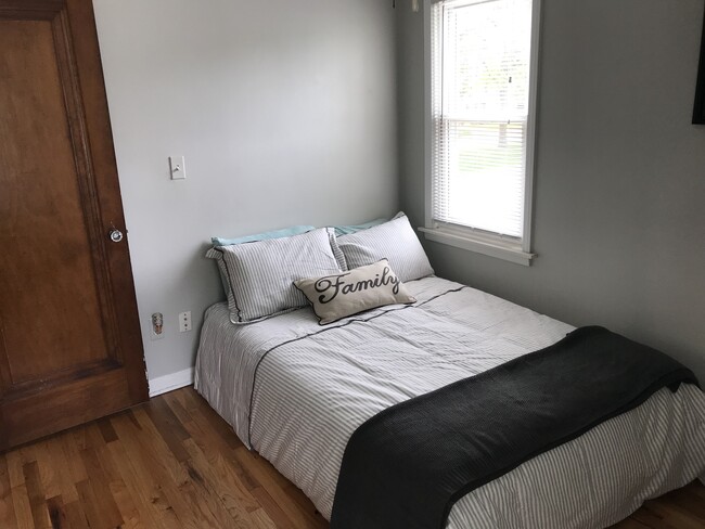 Building Photo - 1423 E 4th St