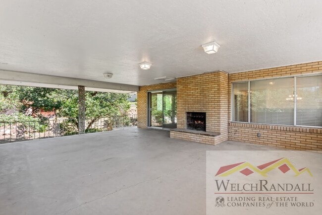 Building Photo - Elegant Layton Home Offering Space, Style,...