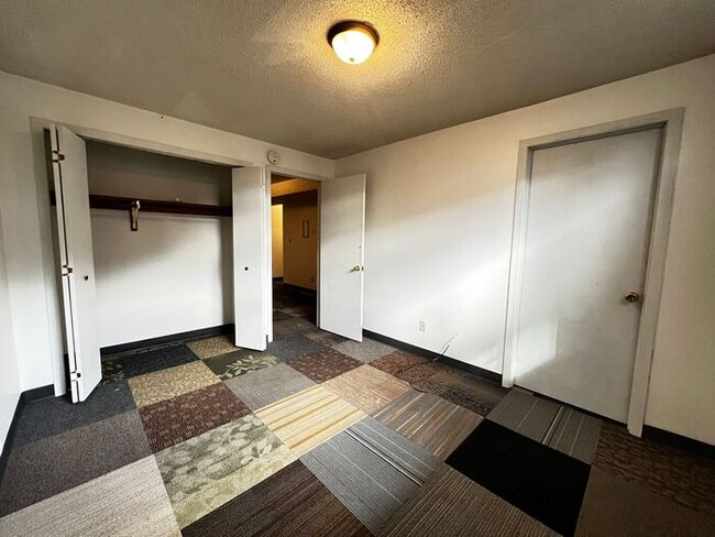 Building Photo - $1,395 | 3 Bedroom, 1.5 Bathroom Townhome ...