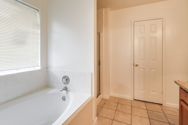 Building Photo - 16127 Kelley Green Ct