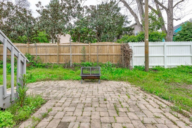 Building Photo - Pre-Leasing for the 26-27 School Year! - W...