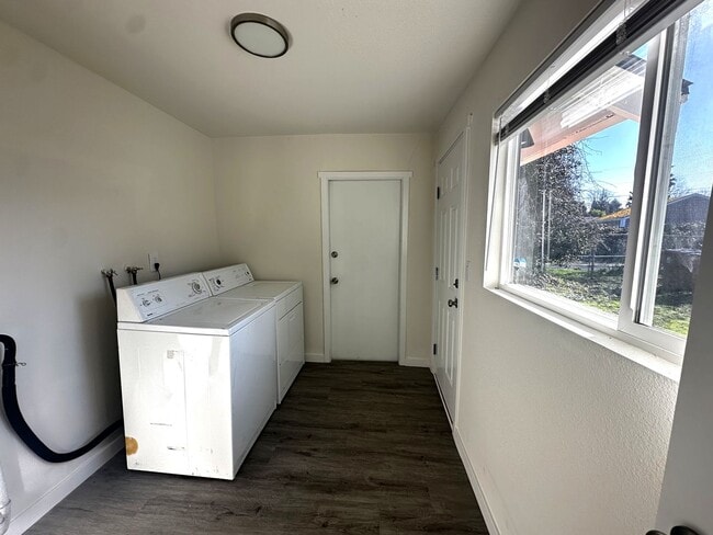 Building Photo - Central Tacoma 3-bedroom Rambler!