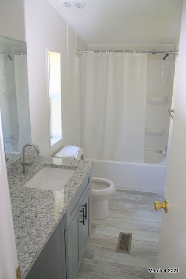 Building Photo - Updated mobile home in the country