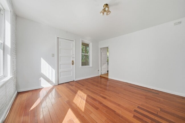 Building Photo - 281 River St