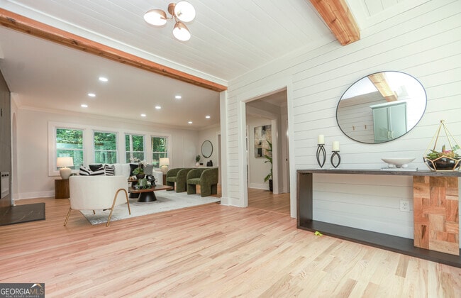 Building Photo - 2908 N Hills Dr NE