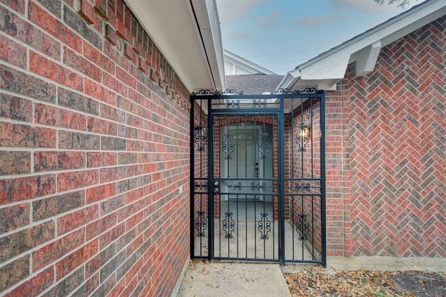 Building Photo - 1402 Forest Home Dr