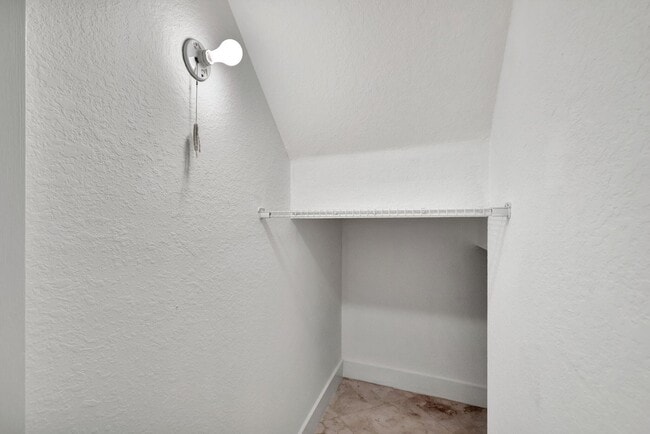 Building Photo - 3055 Riverside Dr