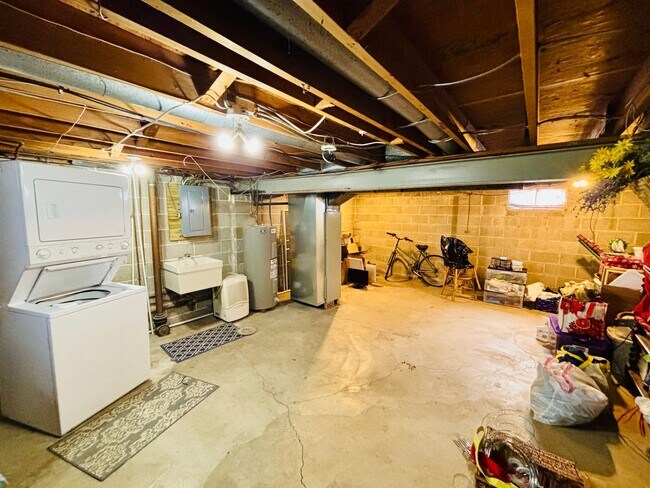 Building Photo - 35-39 E. Blenkner