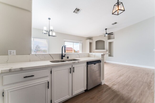 Building Photo - Charming 2-Bedroom Condo with Modern Comforts!