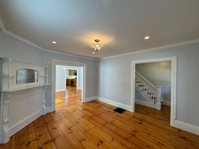 Building Photo - Spacious 4-Bedroom Townhouse with Garage &...